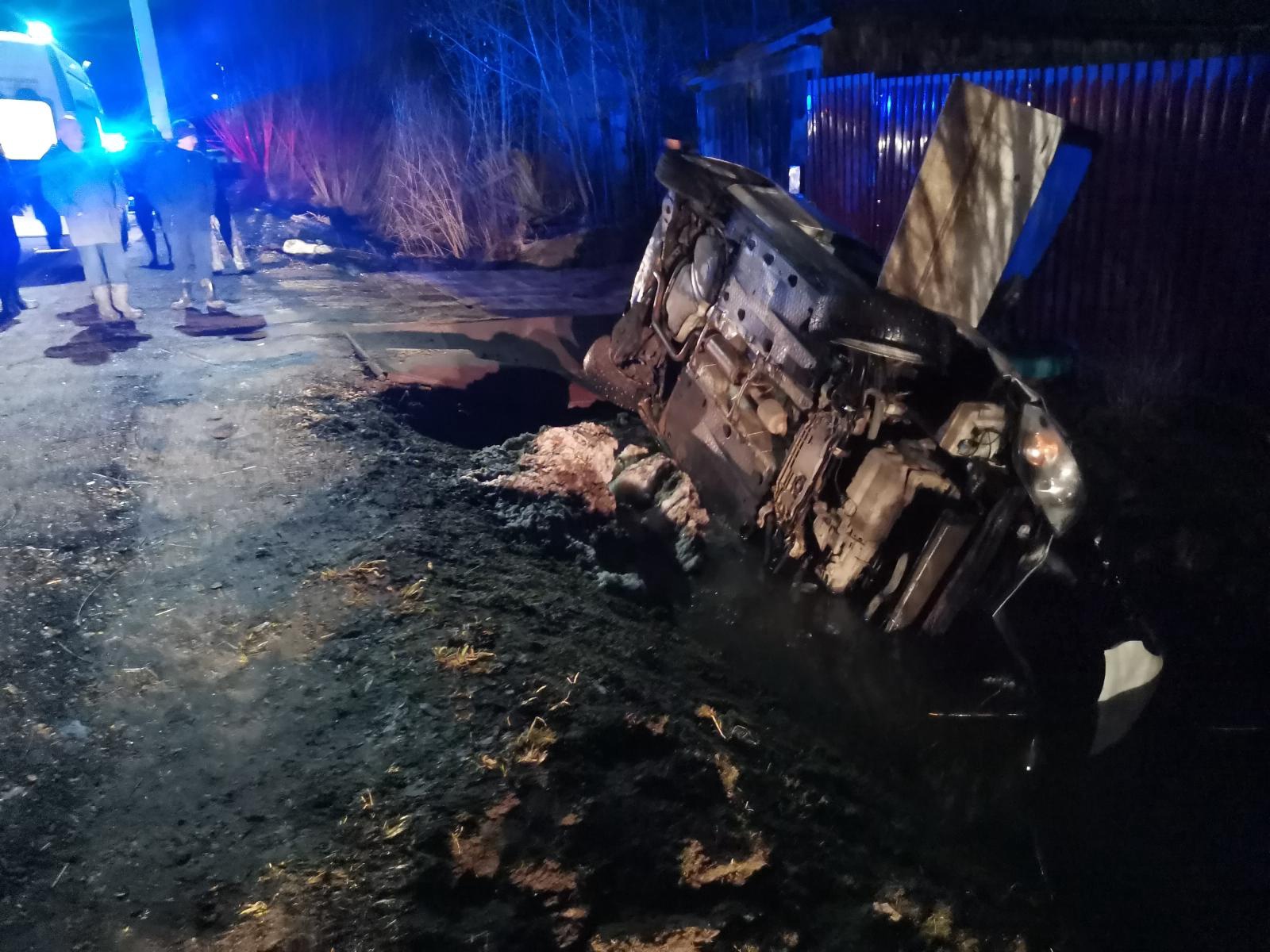 В Тверской области иномарка врезалась в мачту освещения и оказалась в кювете В Тверской области иномарка врезалась в мачту освещения и оказалась в кювете