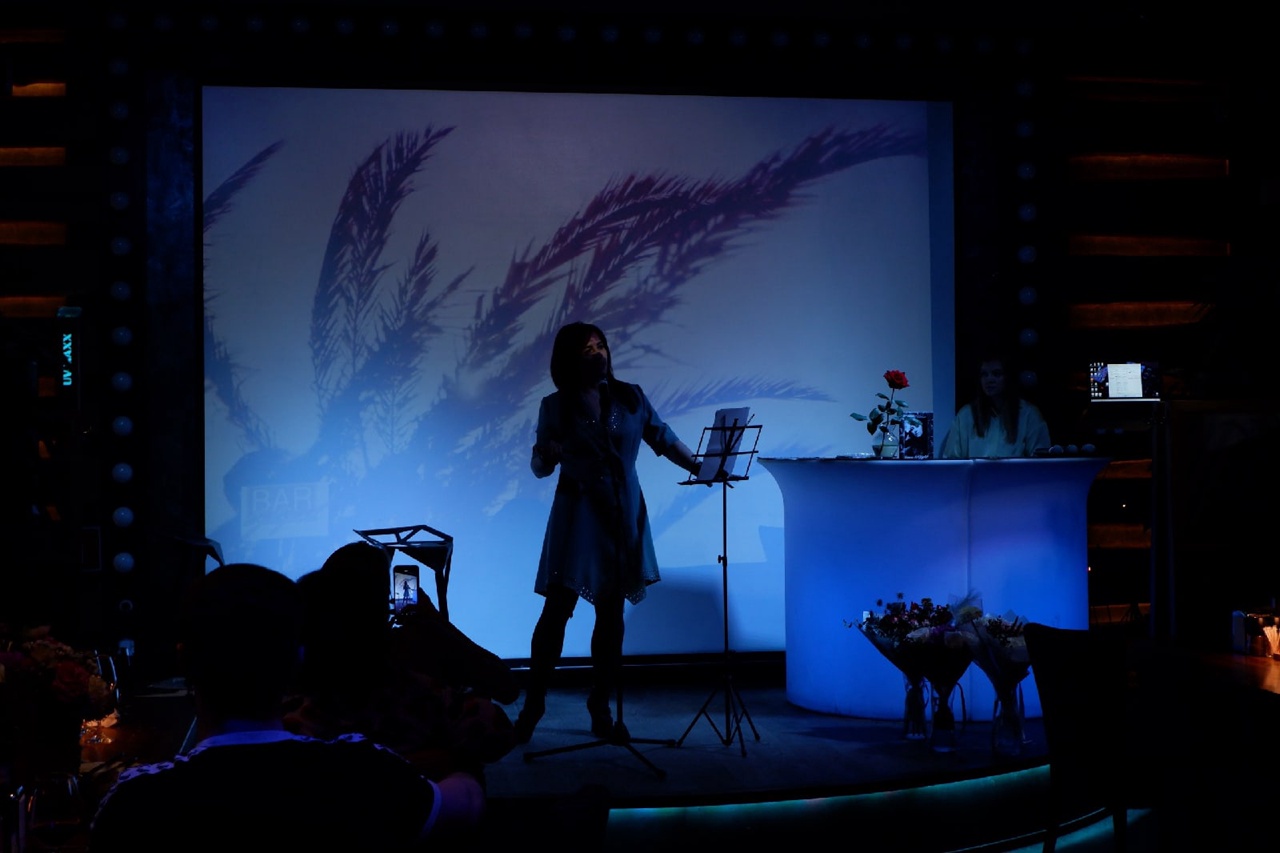 Тверская поэтесса Елена Казуар отметила день рождения авторским поэтическим вечером