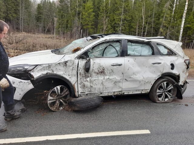 В Тверской области Киа наехала на препятствие и вылетела в кювет