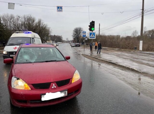 В Твери на пешеходном переходе автомобиль наехал на 12-летнюю девочку В Твери на пешеходном переходе автомобиль наехал на 12-летнюю девочку