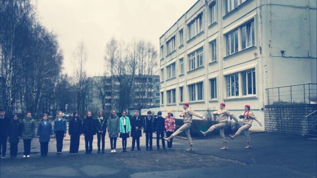 В школе Вышневолоцкого округа подняли государственные флаги