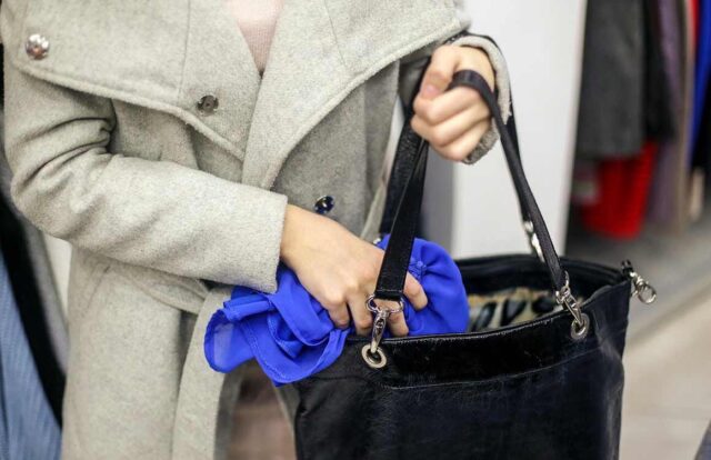 Жительница Твери похитила из магазина 12 детских сорочек