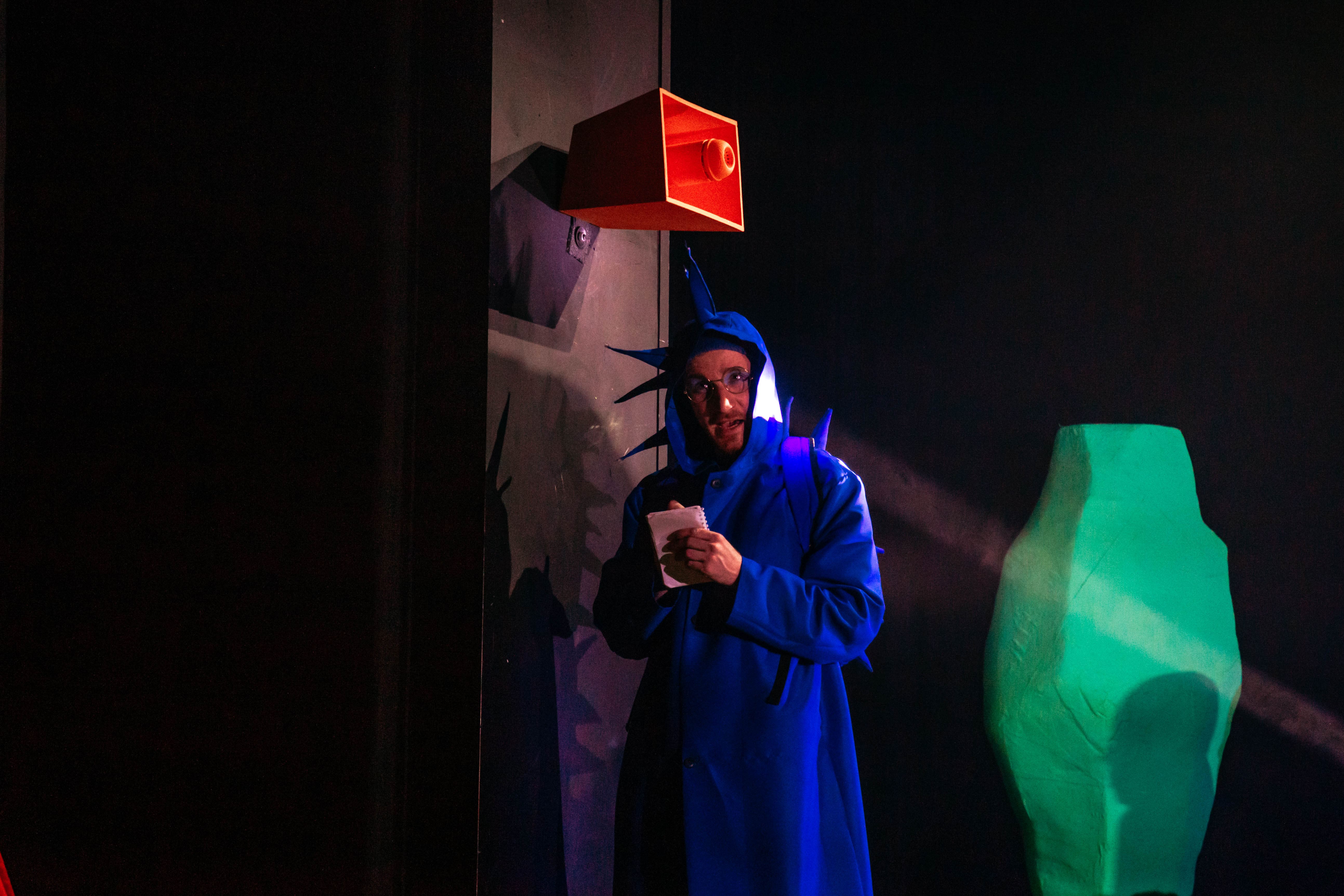 Пушистый злодей и запутанная история: В ТЮЗе представили по-настоящему "Зверский детектив"