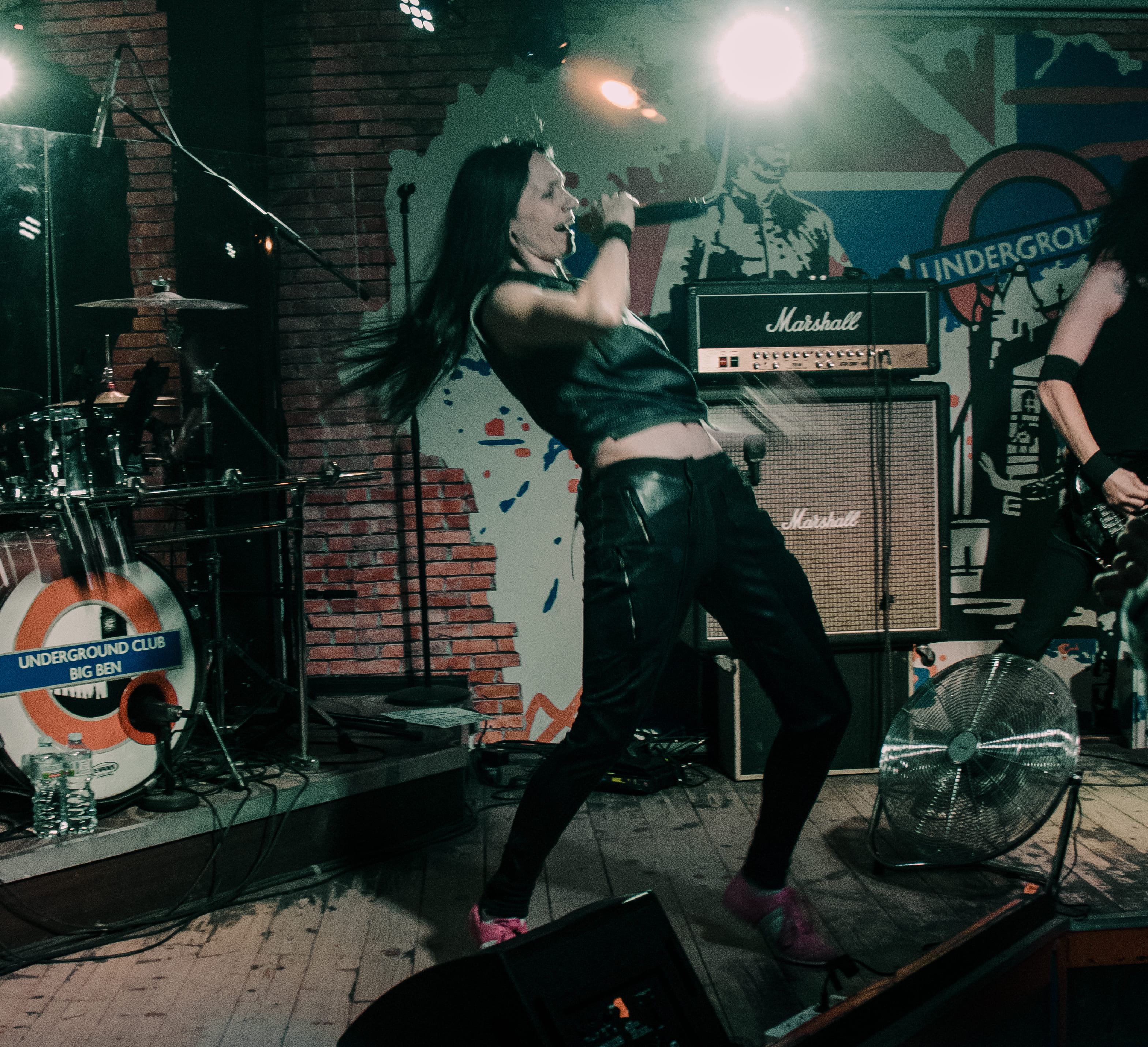 «Там раненые города»: Мара поддержала русских военных в Украине со сцены тверского клуба