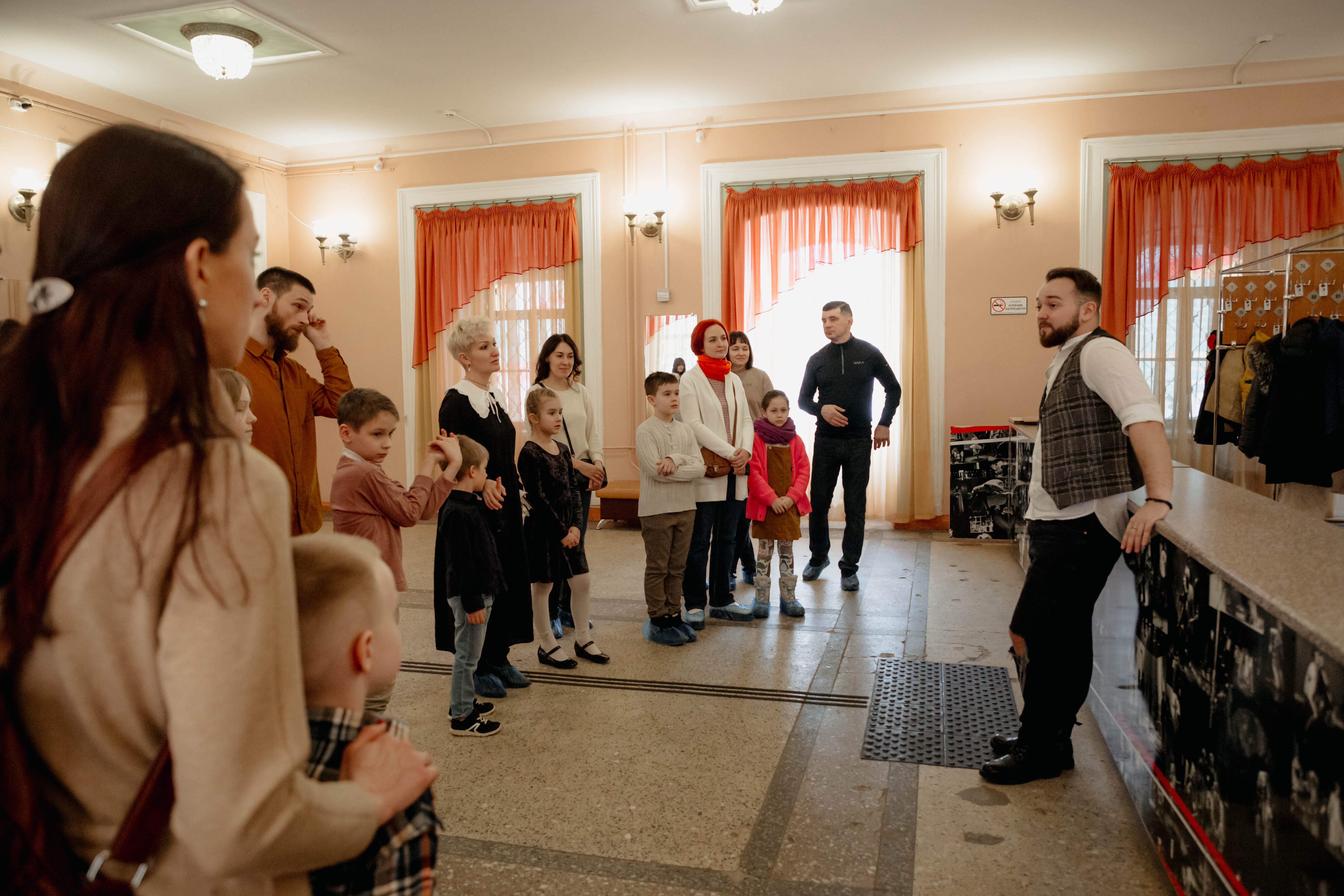 Гробы за сценой, искусственная кровь и пернатая актриса: Экскурсия в закулисье ТЮЗа