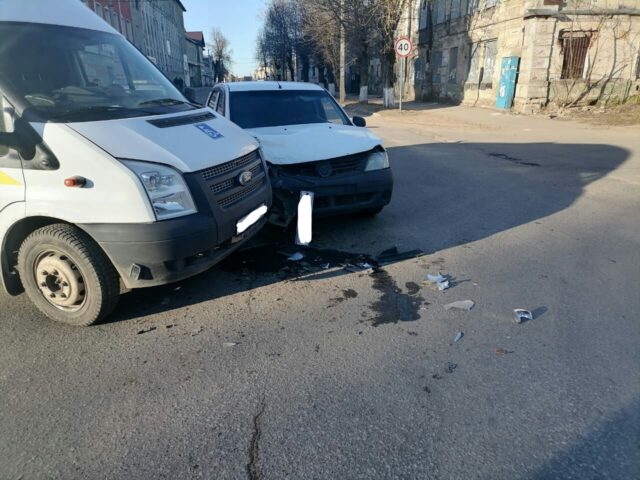 В Тверской области столкнулись легковушка и микроавтобус, есть пострадавший