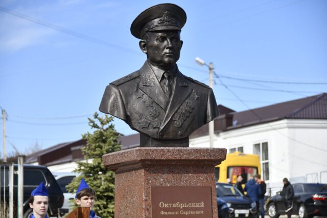 В Старице открыли памятник Герою Советского Союза Филиппу Сергеевичу Октябрьскому