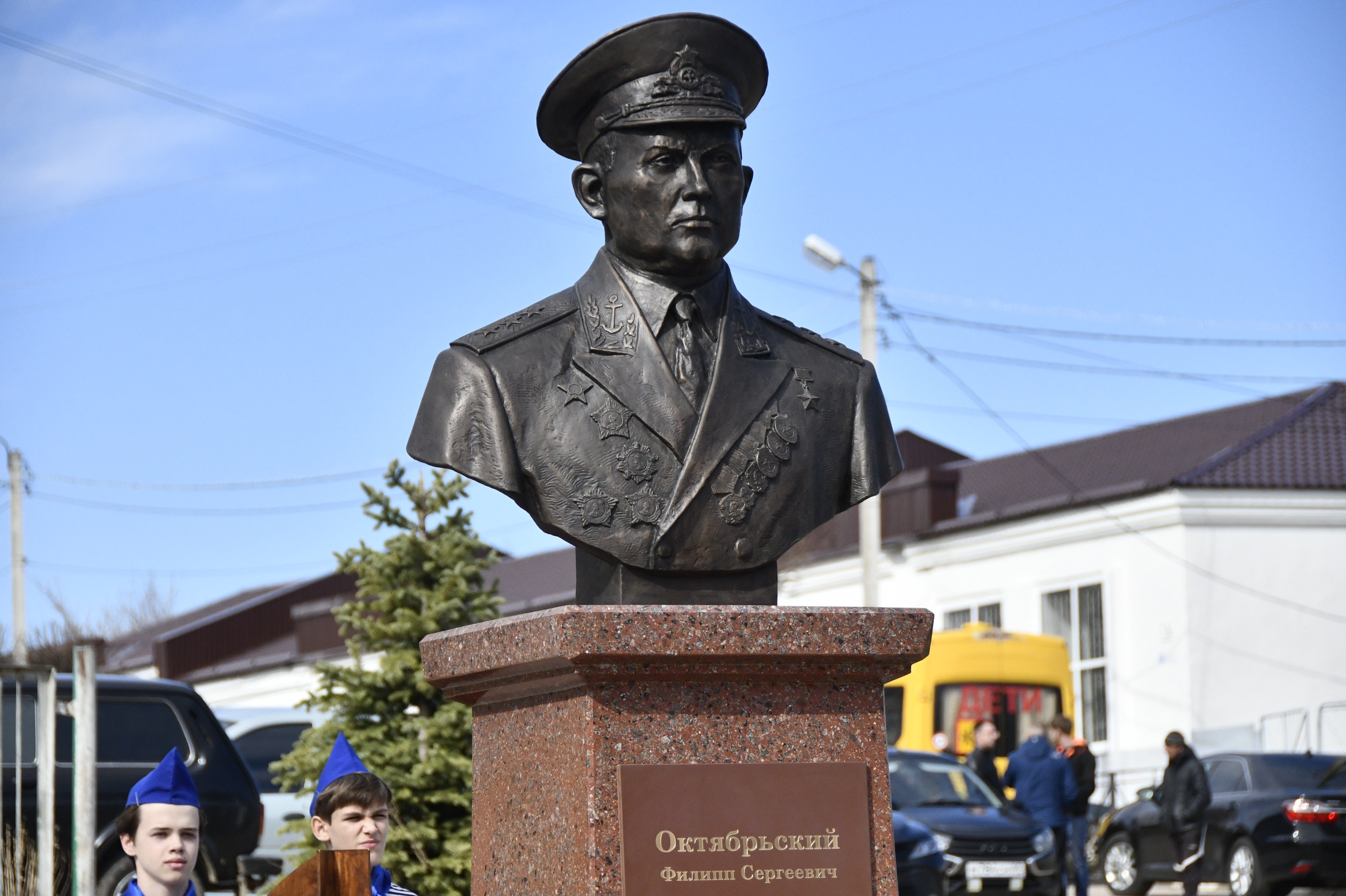 Открыть бюст. Старица памятник. Красивая шея и декольте. Открыть бюст. Открыть бюст.