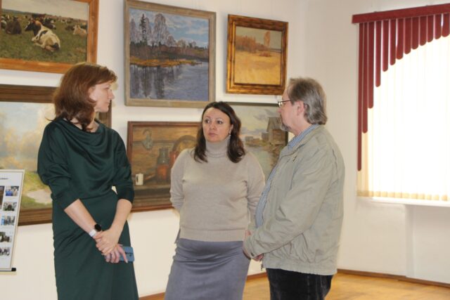 В Вышневолоцком округе открылась выставка «Краски Родины»