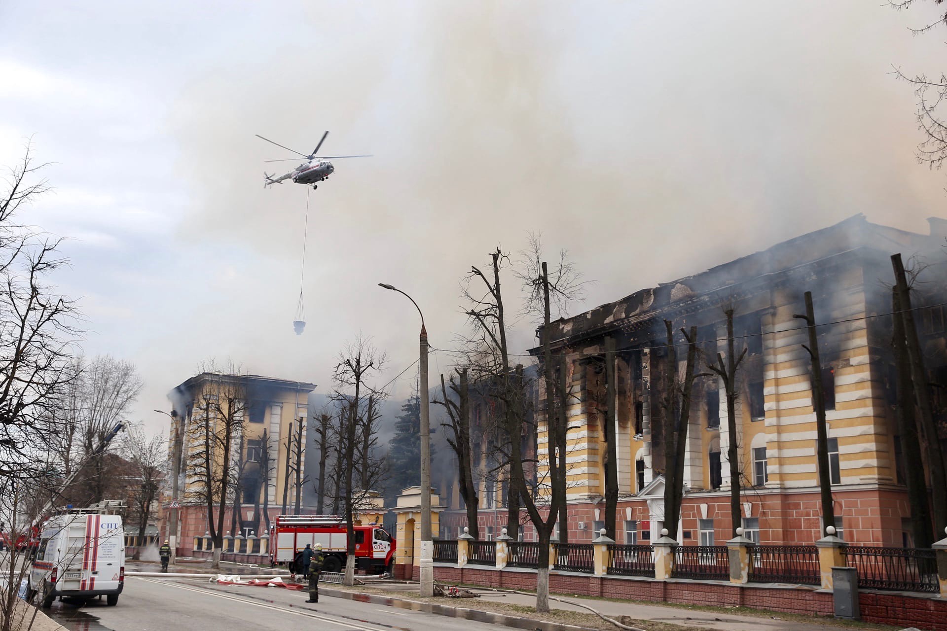 Пострадавшим во время пожара в НИИ ВКО в Твери оказывается медицинская помощь В Твери дорога возле сгоревшего НИИ будет перекрыта еще несколько дней