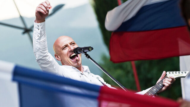 Zапоём: артисты поддержали российских военных песнями