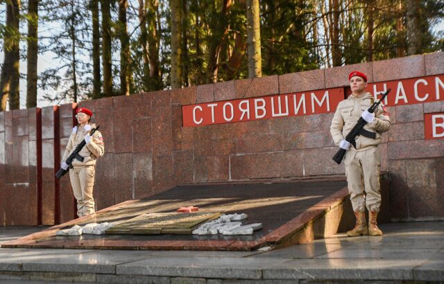 В Зубцове Тверской области Игорь Руденя возложил цветы к обелиску мемориального комплекса