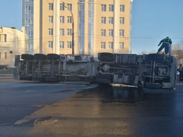 В Твери на въезде на Восточный мост опрокинулся муковоз