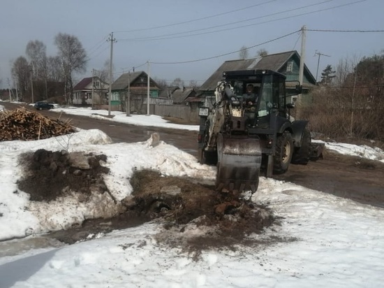 В округе в Тверской области расчищают водопропускные трубы В Андреапольском муниципальном округе Тверской области расчищают водопропускные трубы. Об этом сообщили в группе местной администрации утром 11 апреля. На фотографиях работы ведутся на улице Горки. Напомним, что водопропускные трубы чистят для решения проблем отвода воды. Напомним, что в Тверской области из-за паводка есть угроза подтопления участков у реки Обша в Бельском районе, а в Конаковском районе уже подтопило поселение.