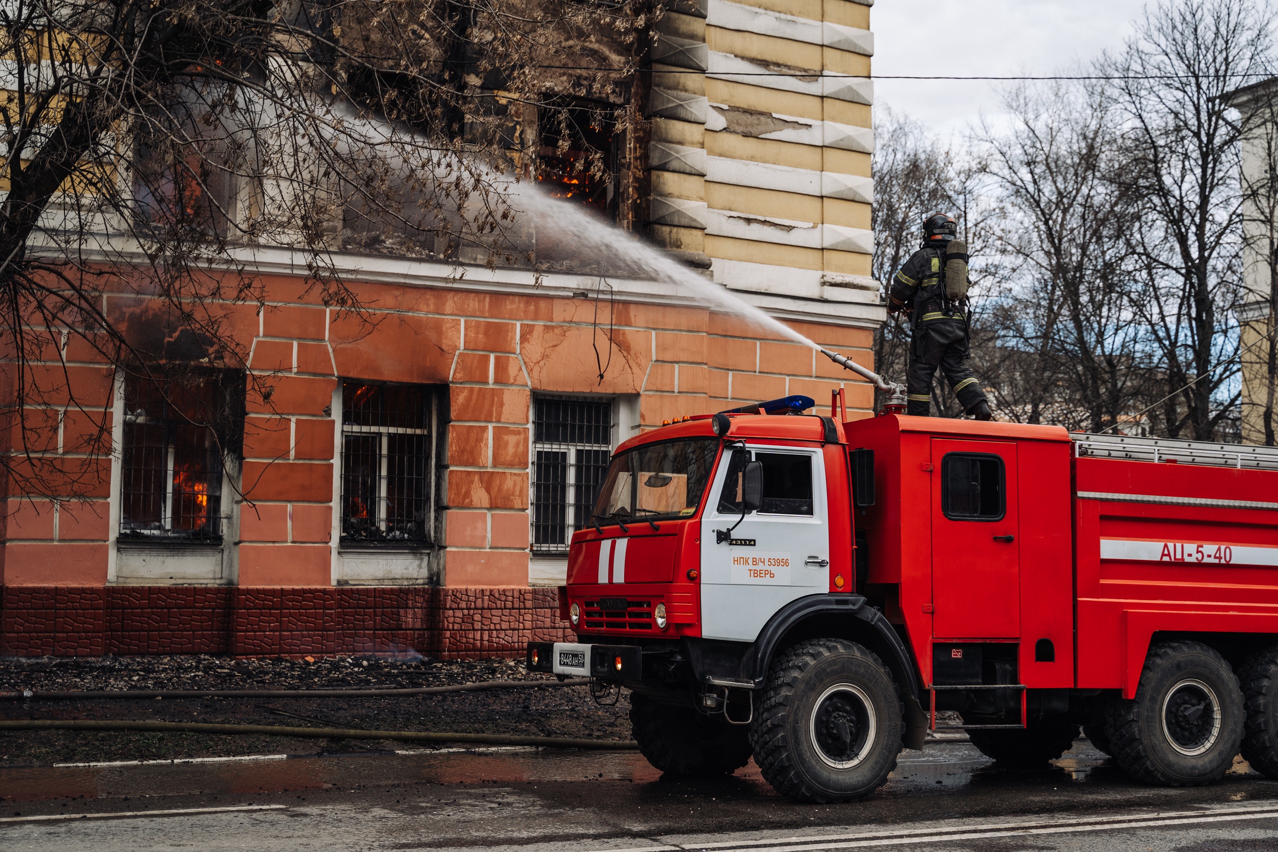Слаженность и профессионализм: Тверские пожарные около 20 часов боролись с огнем