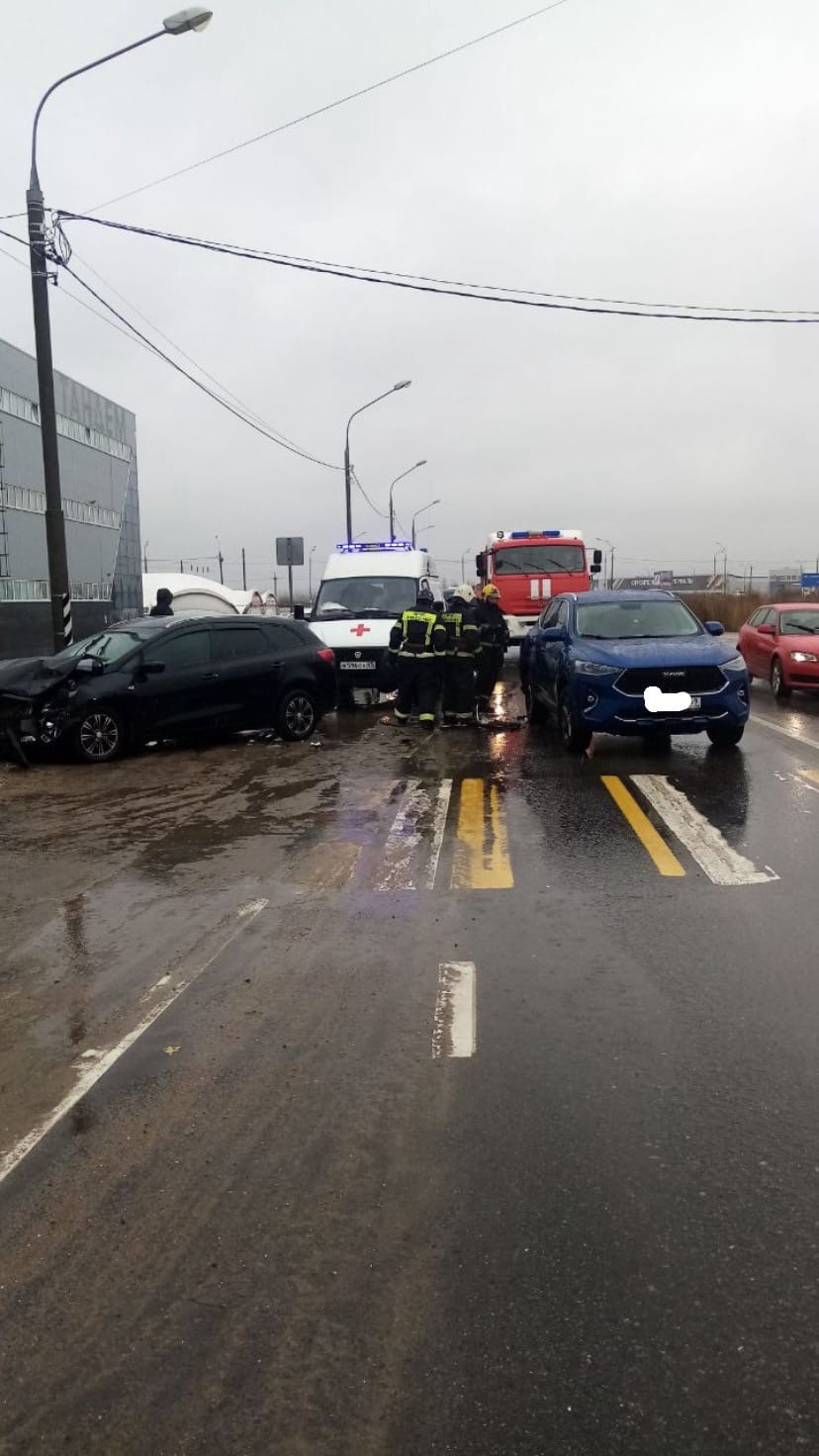 В Твери в аварии водитель получил травму головы В Твери в аварии водитель получил травму головы