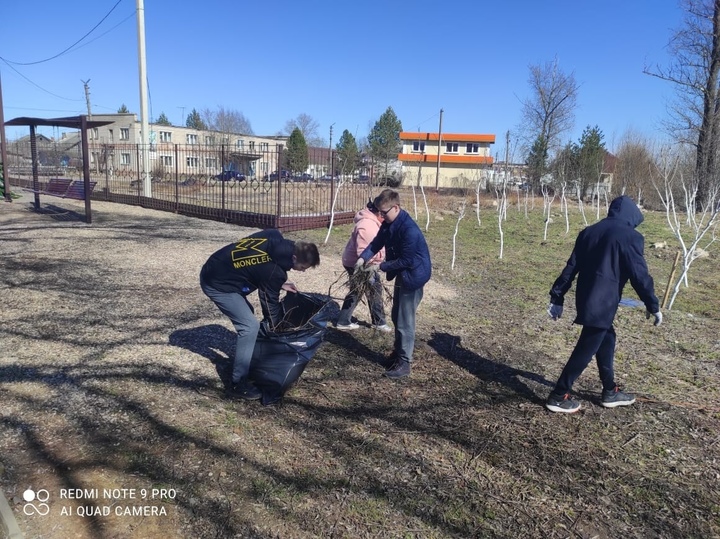 Школьники из Оленино выходят на субботники