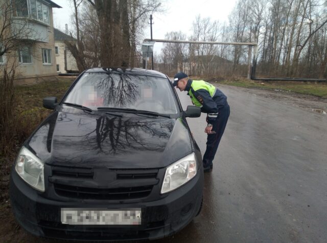 В Тверской области инспекторы проверили, как родители перевозят детей В Тверской области инспекторы проверили, как родители перевозят детей