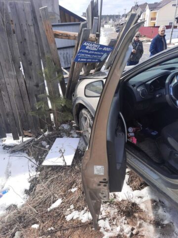 В Твери при столкновении двух Рено водитель получила ушиб лица В Твери при столкновении двух Рено водитель получила ушиб лица