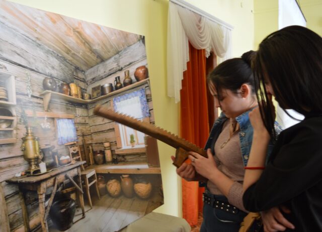 Студентам из Торопца рассказали про «бабий угол» и лапти