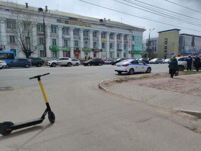 В Твери иномарка сбила подростка на электросамокате В Твери иномарка сбила подростка на электросамокате