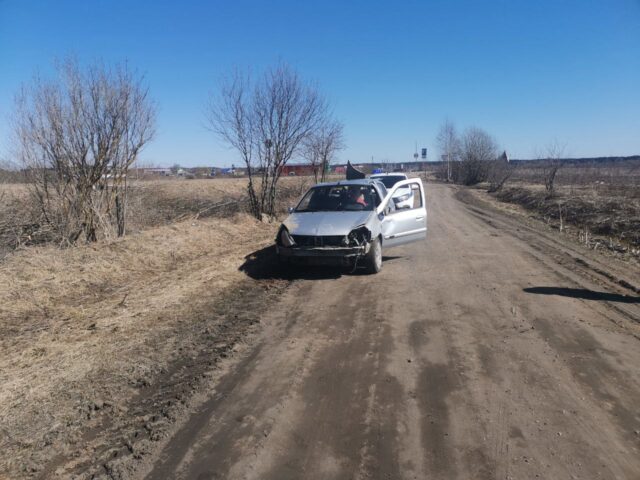 В Тверской области иномарка вылетела в кювет и опрокинулась