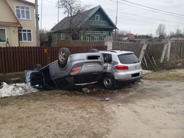 В Тверской области авто съехало с дороги, перевернулось и врезалось в другую машину