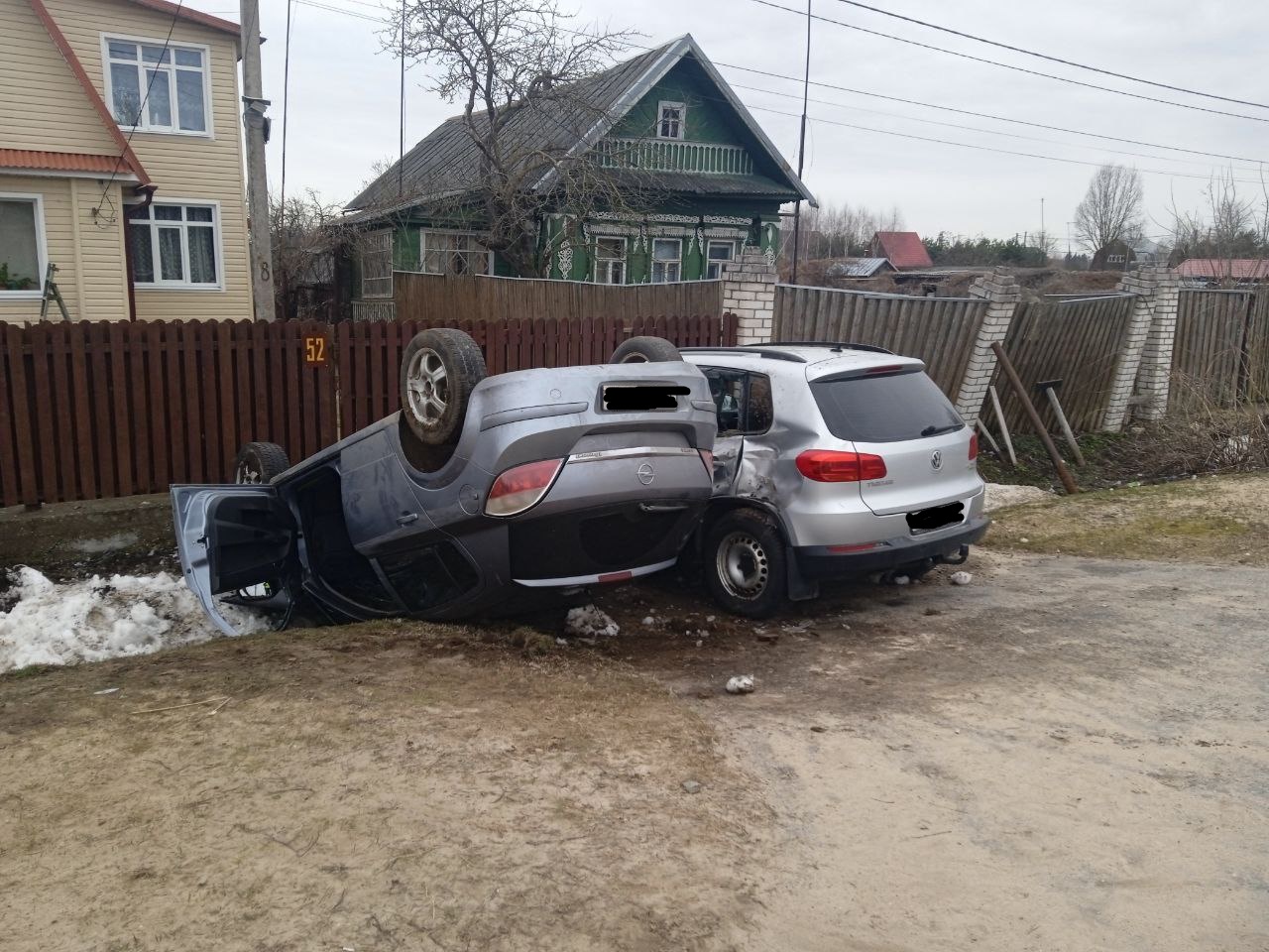 В Тверской области авто съехало с дороги, перевернулось и врезалось в другую машину В Тверской области авто съехало с дороги, перевернулось и врезалось в другую машину