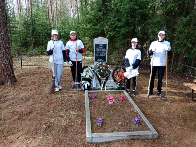 В Западной Двине студенты-волонтеры убрали братские захоронения В Западной Двине студенты-волонтеры убрали братские захоронения