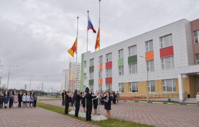 В школах Тверской области уроки начались с исполнения гимна и поднятия флага России