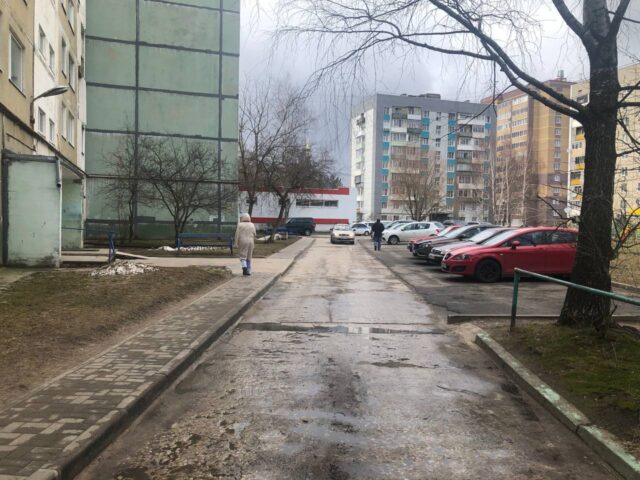 В Тверской области девочка попала под колеса автомобиля во дворе дома В Тверской области девочка попала под колеса автомобиля во дворе дома