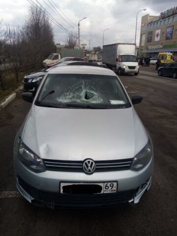 В Твери автомобиль сбил сразу двух подростков