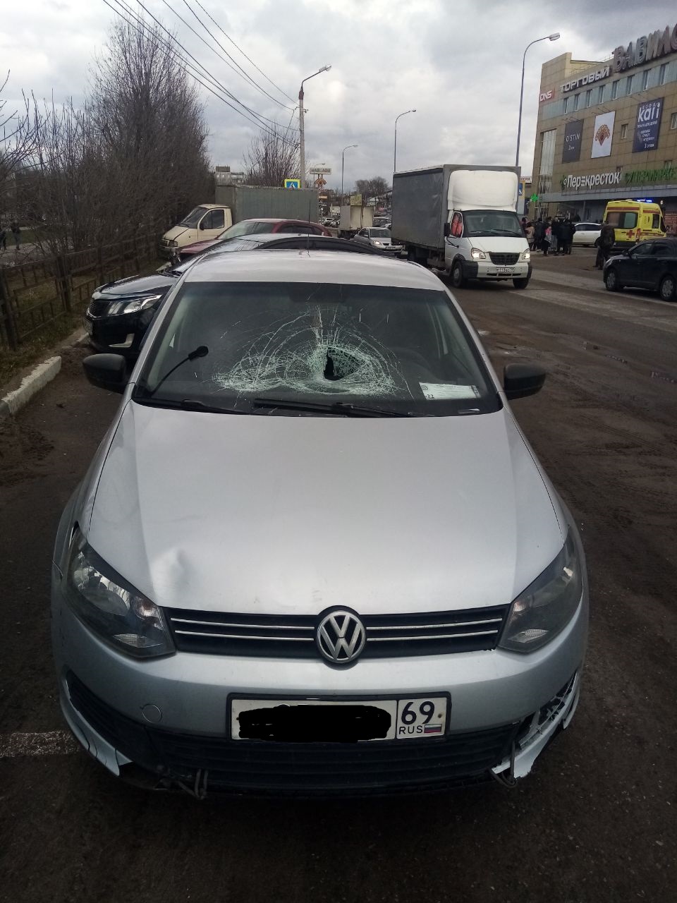 В Твери автомобиль сбил сразу двух подростков В Твери автомобиль сбил сразу двух подростков