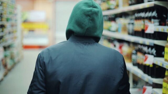 Житель Торжокского района дважды за день обокрал один и тот же магазин в Твери Житель Торжокского района дважды за день обокрал один и тот же магазин в Твери