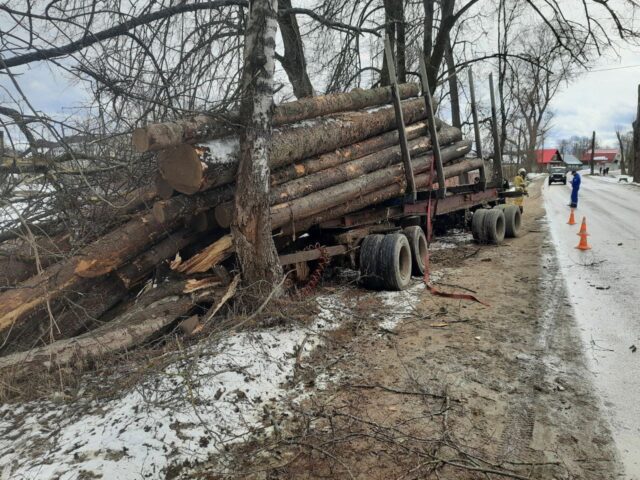 В Тверской области прицеп отлетел от грузовика, задавив пешехода В Тверской области прицеп отлетел от грузовика, задавив пешехода