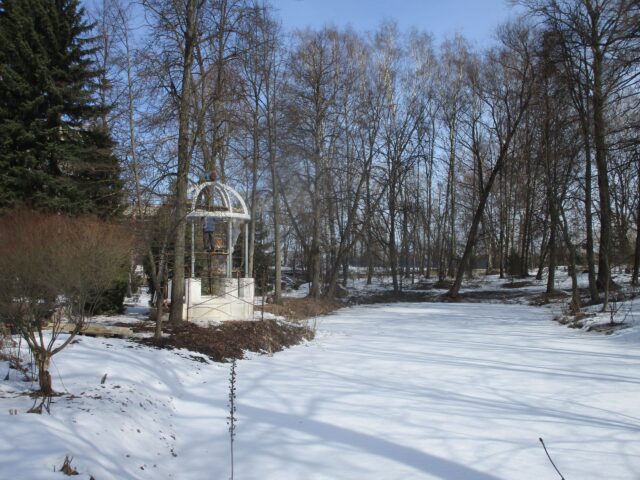 В тверском Ботаническом саду восстанавливают беседку-ротонду В тверском Ботаническом саду пройдет семейный праздник "Птичья столовая"