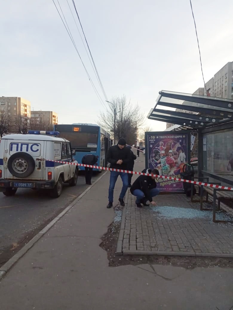 В Твери мужчина открыл стрельбу по остановке В Твери мужчина открыл стрельбу по остановке