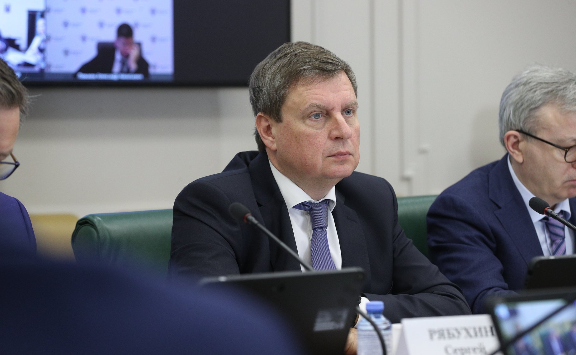 Андрей Епишин: Необходима мобилизация усилий для обеспечения стабильного роста экономики Игорь Руденя поздравил Андрея Епишина с награждением Почетной грамотой Президента РФ