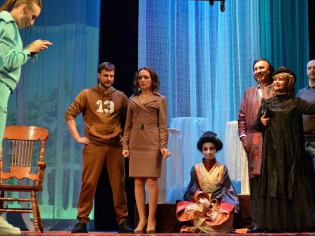 В 500 метрах от театра упала сбитая "Точка У": Директор и актер рассказали о буднях Донецкого театра