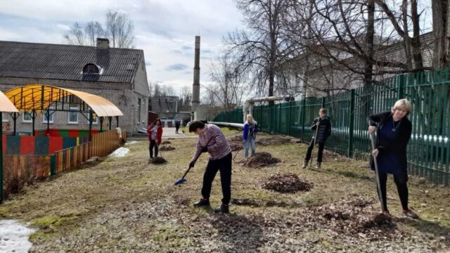 В городе Бологое местные жители вышли на субботник