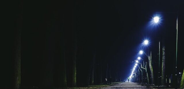 В Бологовском районе уличное освещение будут включать позже, а выключать раньше
