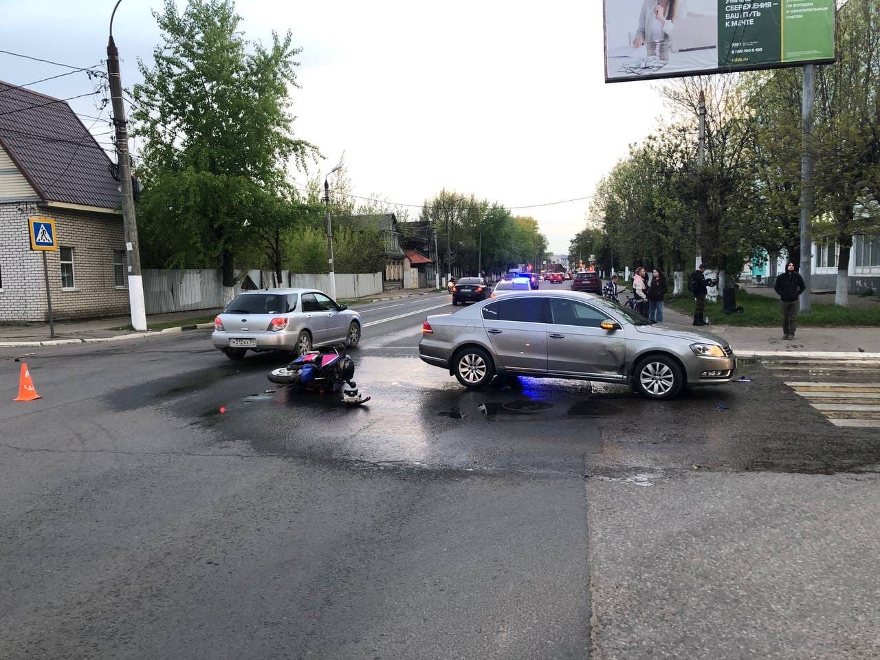 В Твери столкнулись автомобиль и мотоцикл В Твери столкнулись автомобиль и мотоцикл