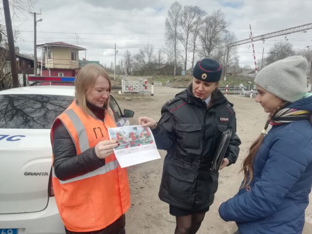 В Тверской области сотрудники ГИБДД напомнили водителям о правилах безопасности на переездах