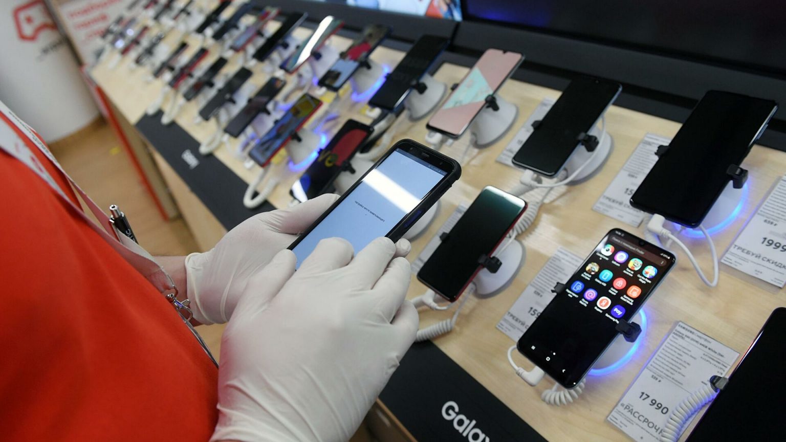 В России подешевели смартфоны и телевизоры В России подешевели смартфоны и телевизоры