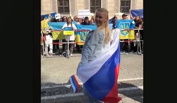 Россиянка станцевала "Калинку" перед митингом в Мюнхене Россиянка станцевала "Калинку" перед митингом в Мюнхене
