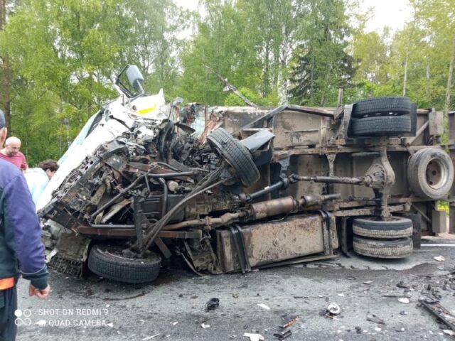 В Тверской области столкнулись легковушка и грузовик - погиб человек