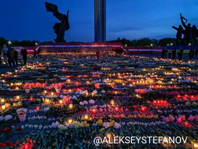 Жители Риги выложили 77 рядов цветов в честь Дня Победы над нацизмом Жители Риги выложили 77 рядов цветов в честь Дня Победы над нацизмом