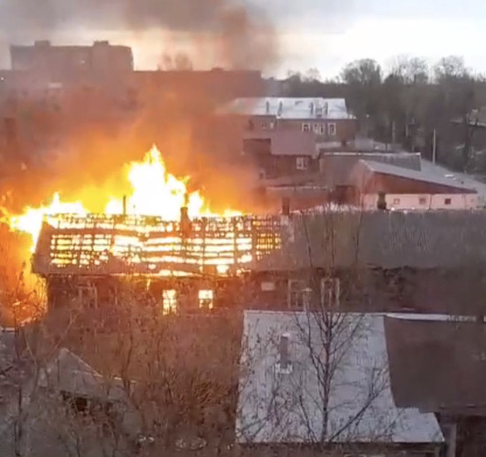 В Тверской области сгорело бесхозное здание В Тверской области сгорело бесхозное здание