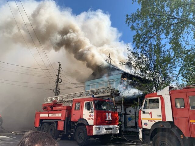 В Твери на улице Желябова загорелся дом В Твери на улице Желябова загорелся дом