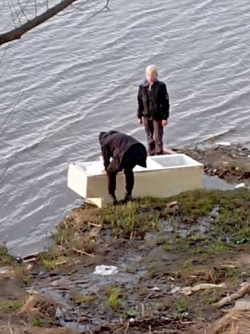 В Твери двое подростков хотели переплыть Волгу на старом холодильнике